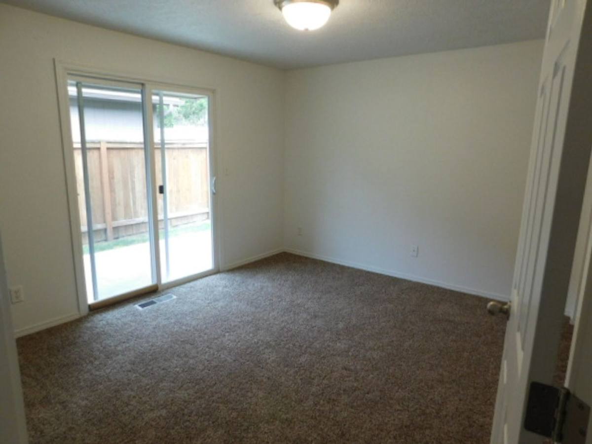 House for rent at 888 Creek Court NW, Salem, OR 97304