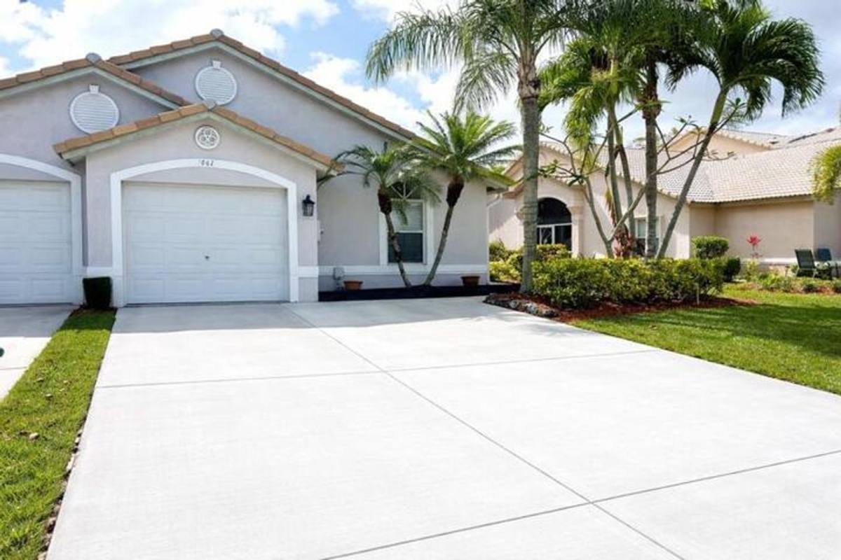 Townhouse for rent at 10614 Lake Shore Dr, Wellington, FL 33414
