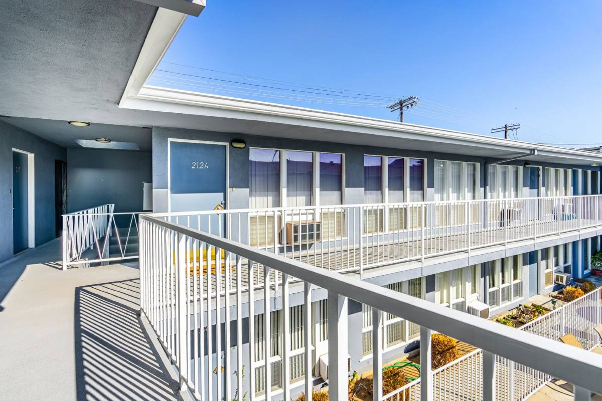 Apartment for rent at 4402 Los Feliz Blvd, Los Angeles, CA 90027