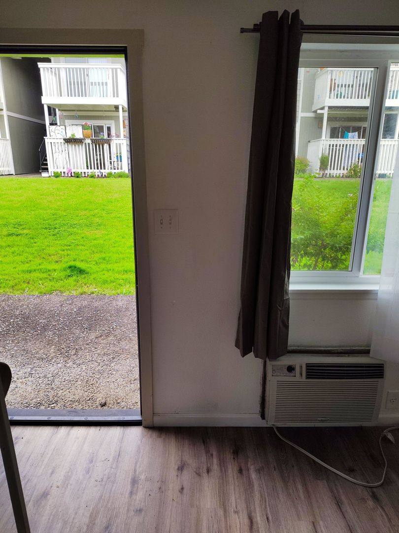 Townhouse for rent at 885 NE Sunset Ave, Roseburg, OR 97470
