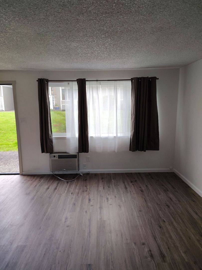 Townhouse for rent at 885 NE Sunset Ave, Roseburg, OR 97470