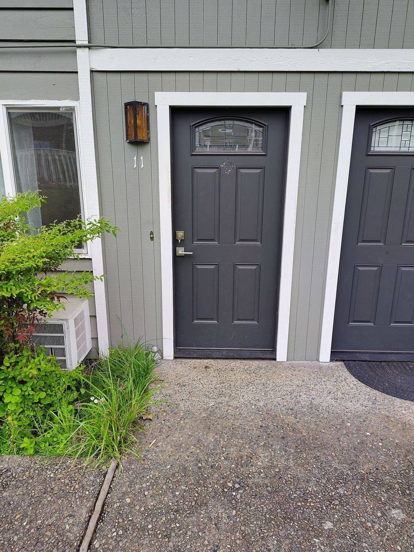 Townhouse for rent at 885 NE Sunset Ave, Roseburg, OR 97470