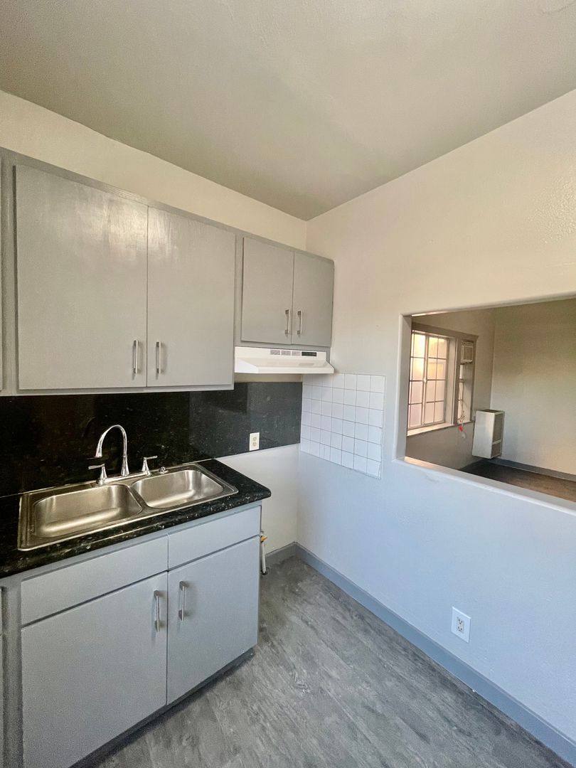 Apartment for rent at 914 W 41st St, Los Angeles, CA 90037