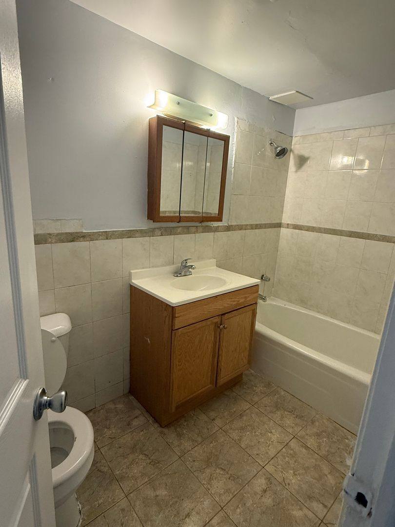 Apartment for rent at 8956 S Escanaba Ave, Chicago, IL 60617