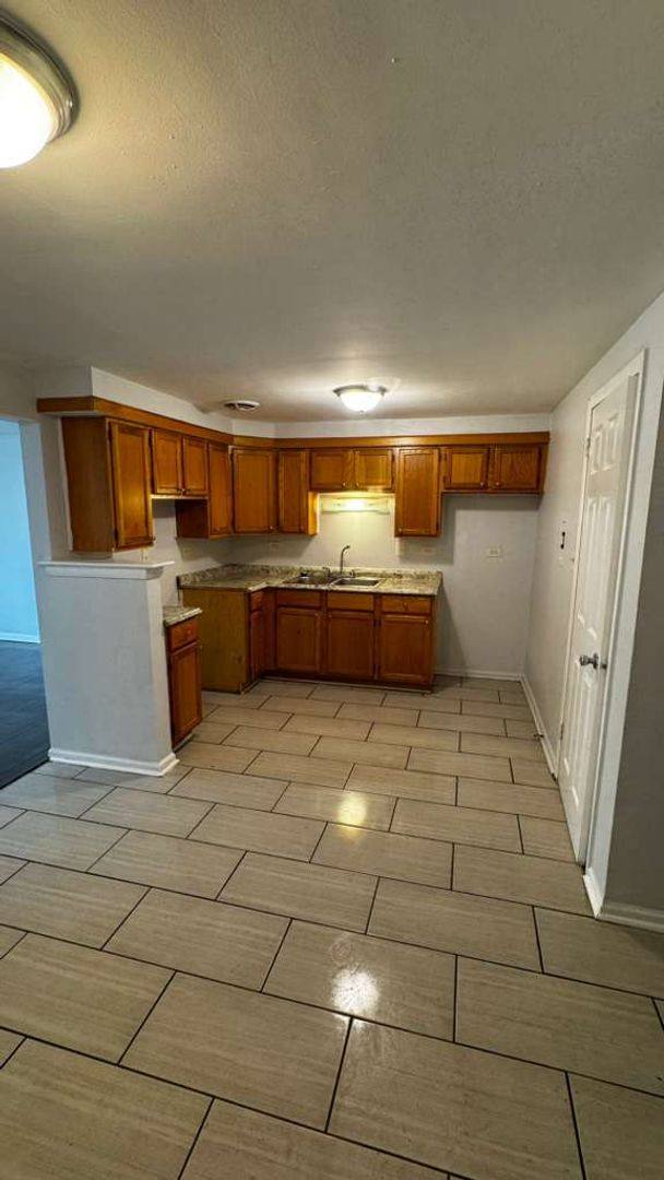 Apartment for rent at 8956 S Escanaba Ave, Chicago, IL 60617