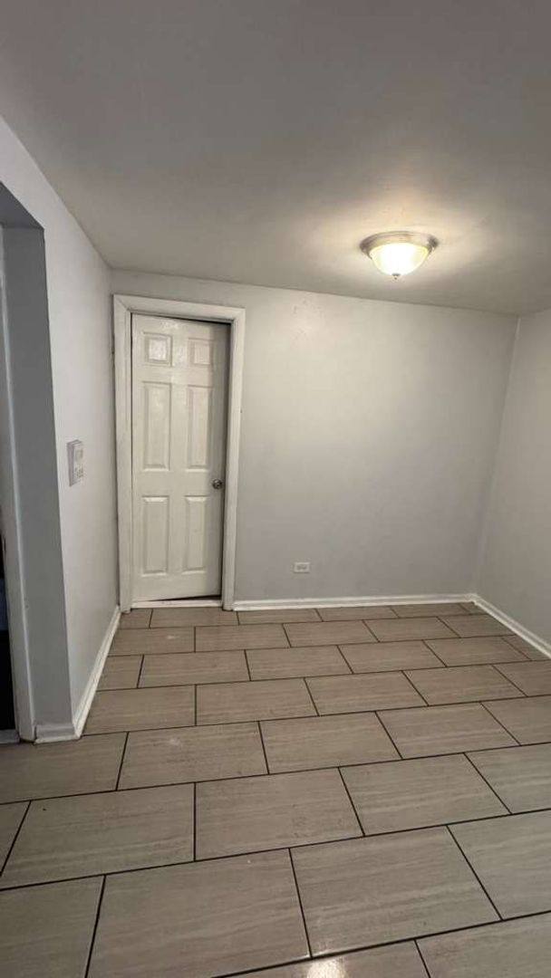 Apartment for rent at 8956 S Escanaba Ave, Chicago, IL 60617