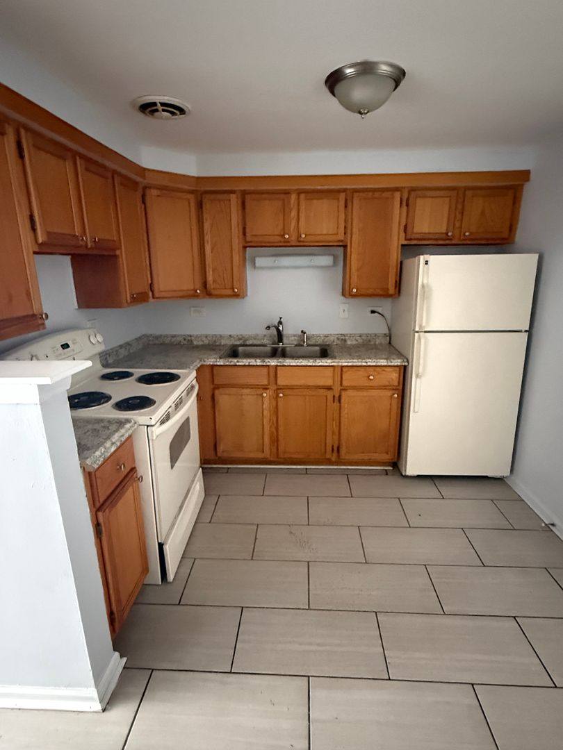 Apartment for rent at 8956 S Escanaba Ave, Chicago, IL 60617