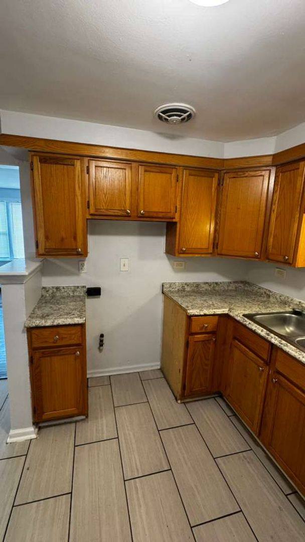 Apartment for rent at 8956 S Escanaba Ave, Chicago, IL 60617