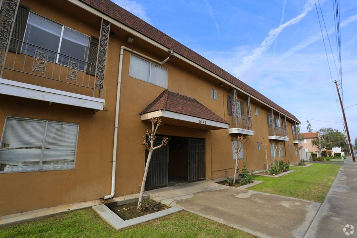 Apartment for rent at 3143 S H St, Bakersfield, CA 93304