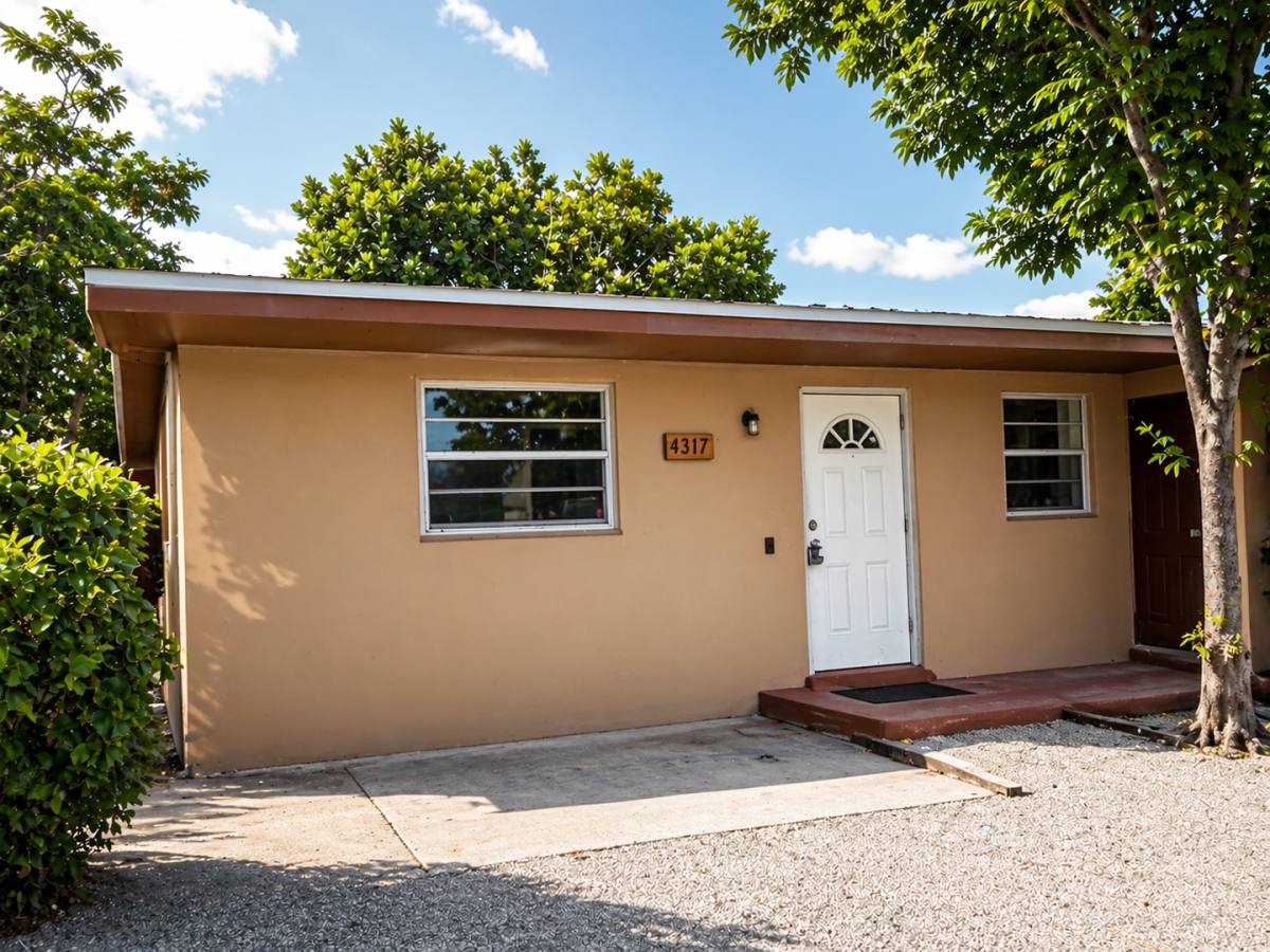 Apartment for rent at 4315 - 4317 Cocoanut Rd, West Palm Beach, FL 33406