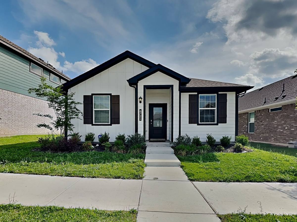 House for rent at 6721 Lake Overlook Dr, Fort Worth, TX 76135