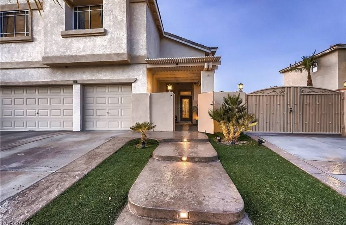 House for rent at 860 Viento Del Montagna Ave, Henderson, NV 89012