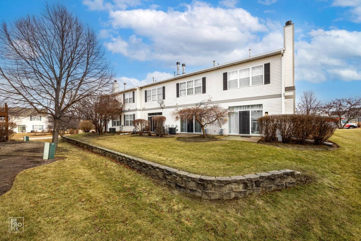Townhouse for rent at 2843 Falling Waters Dr, Lake Villa, IL 60046
