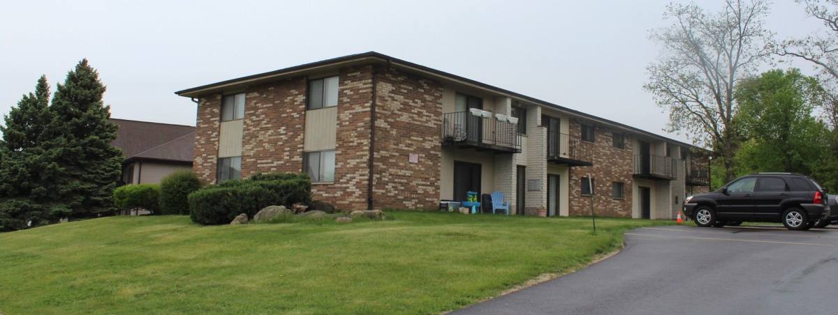 Apartment for rent at 1357 Meadowcreek Dr, Pewaukee, WI 53072