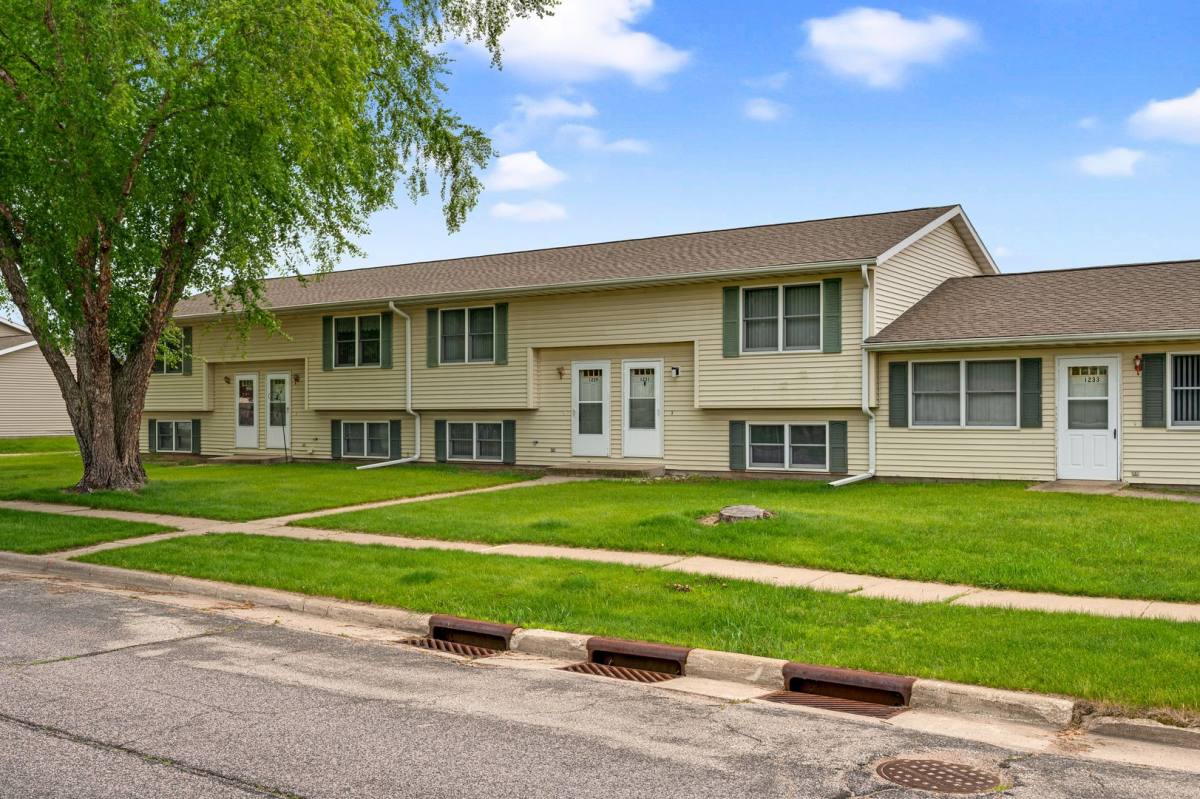Townhouse for rent at 1225-1233 Branding Iron Rd, West Salem, WI 54669