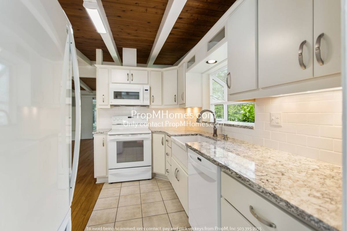 House for rent at 1885 SW Wellington Ave, Portland, OR 97225