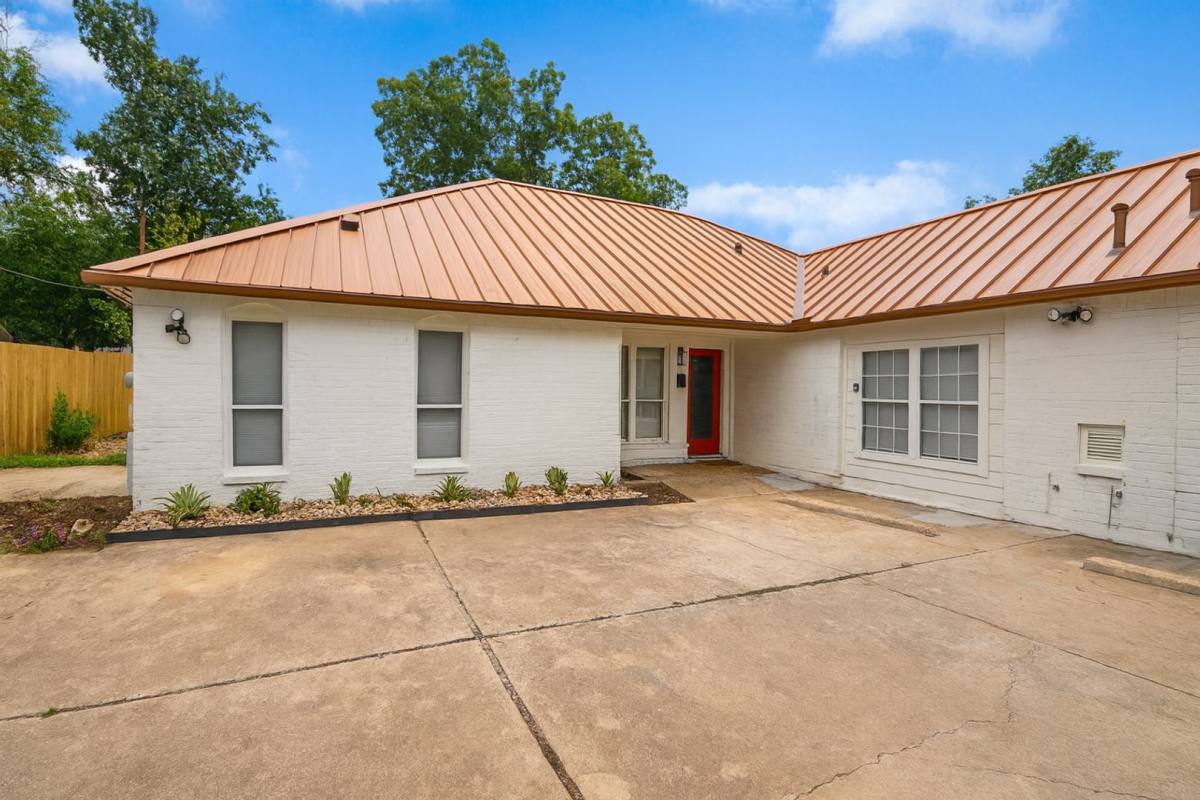 Townhouse for rent at 1005 W Martin Luther King Jr Blvd, Austin, TX 78701