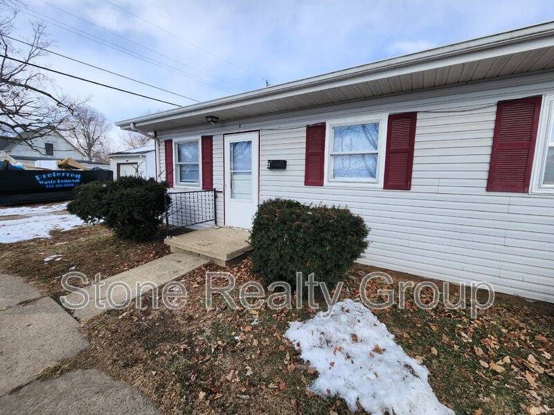 6 E Union St, Worthington, IN 47471