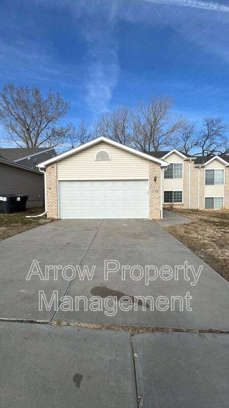 Townhouse for rent at 338 W Irving St, Lincoln, NE 68521