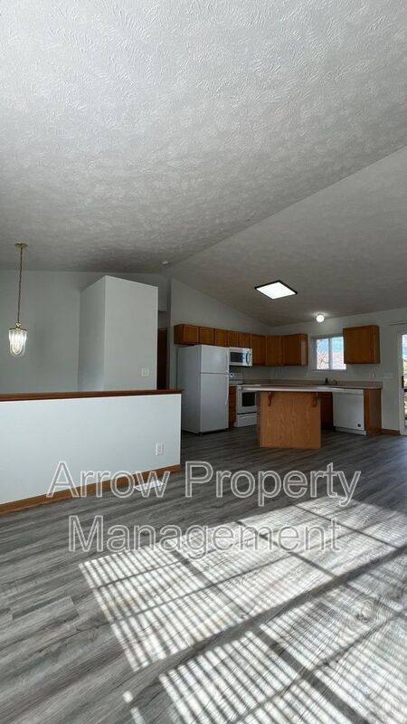Townhouse for rent at 338 W Irving St, Lincoln, NE 68521