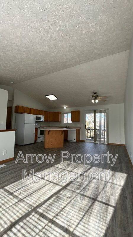Townhouse for rent at 338 W Irving St, Lincoln, NE 68521
