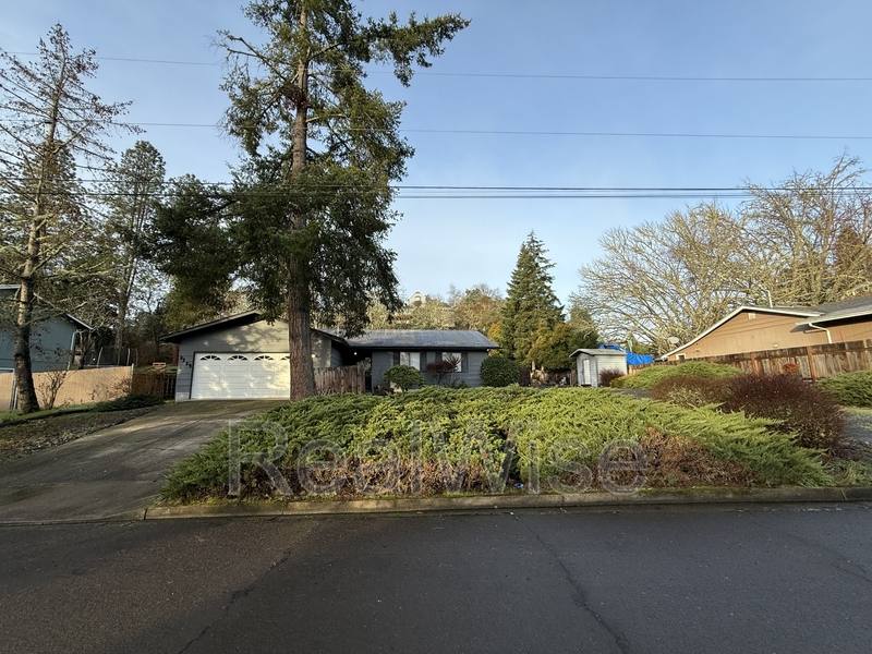 House for rent at 2134 NW Watters St, Roseburg, OR 97471