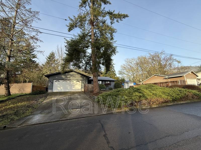 House for rent at 2134 NW Watters St, Roseburg, OR 97471
