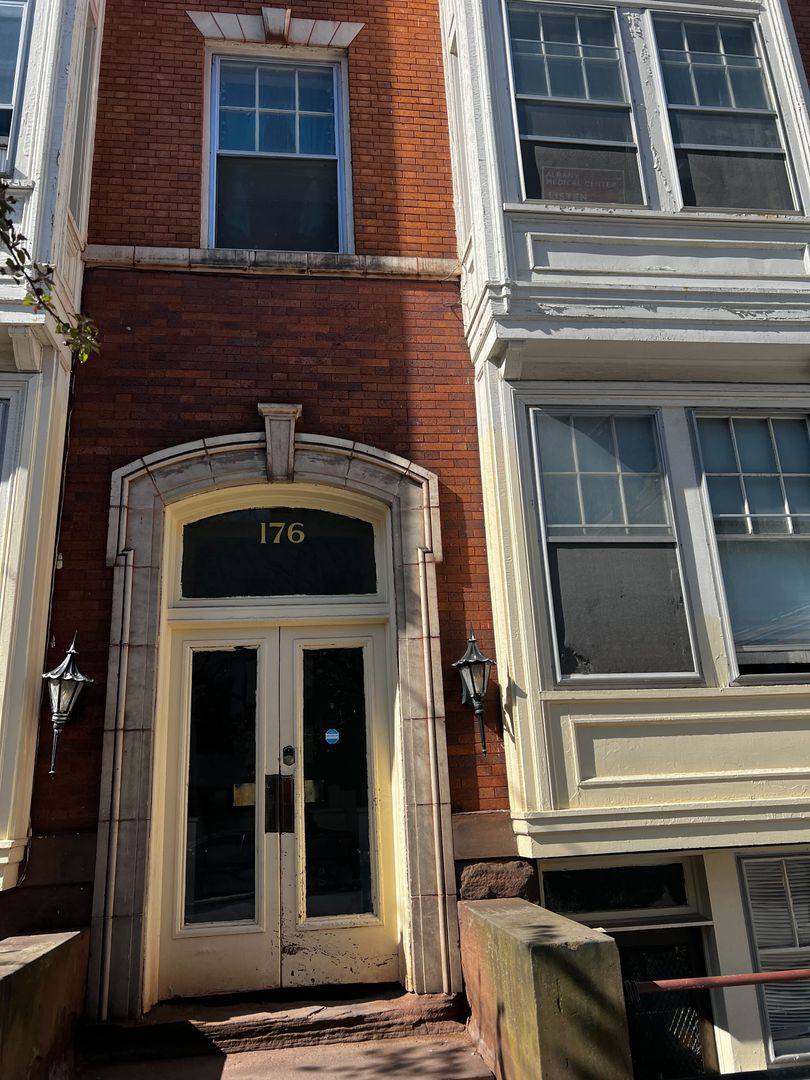 Apartment for rent at 176 Chestnut St, Albany, NY 12210