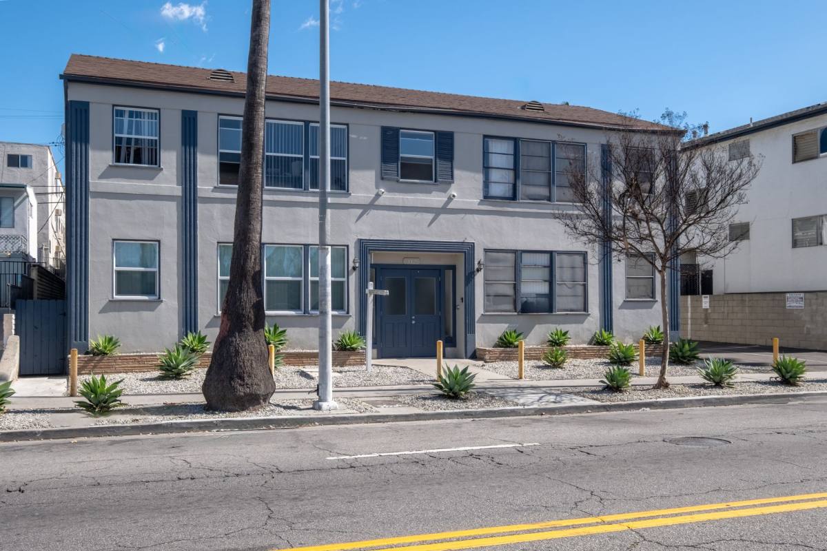 Apartment for rent at 112 N Normandie Ave, Los Angeles, CA 90004