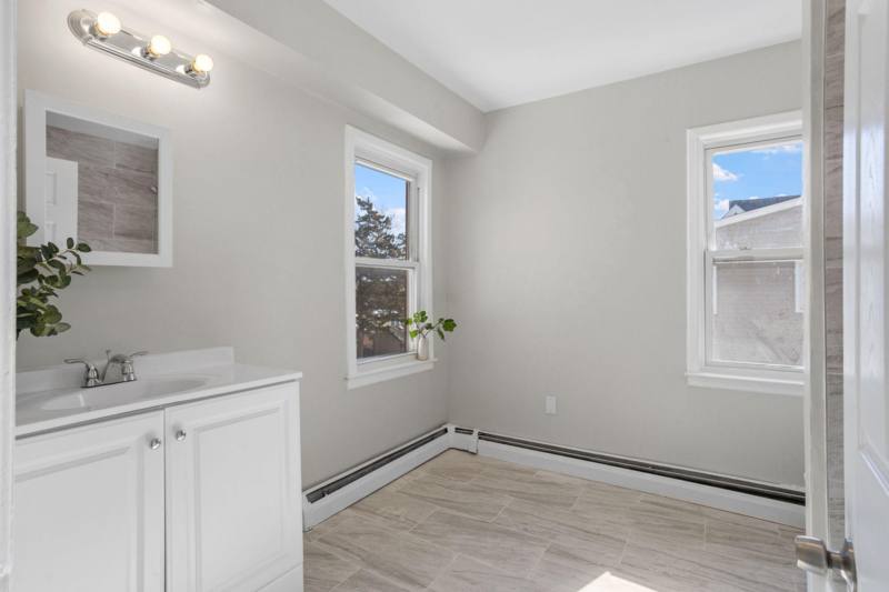 House for rent at 415 Wood St, Burlington, NJ 08016