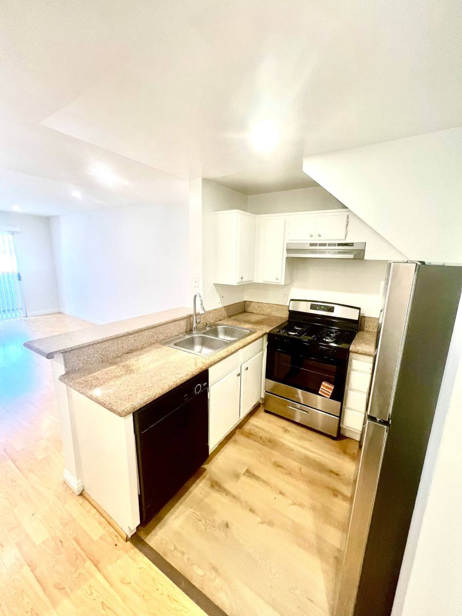 Apartment for rent at 515 S Harvard Blvd, Los Angeles, CA 90020