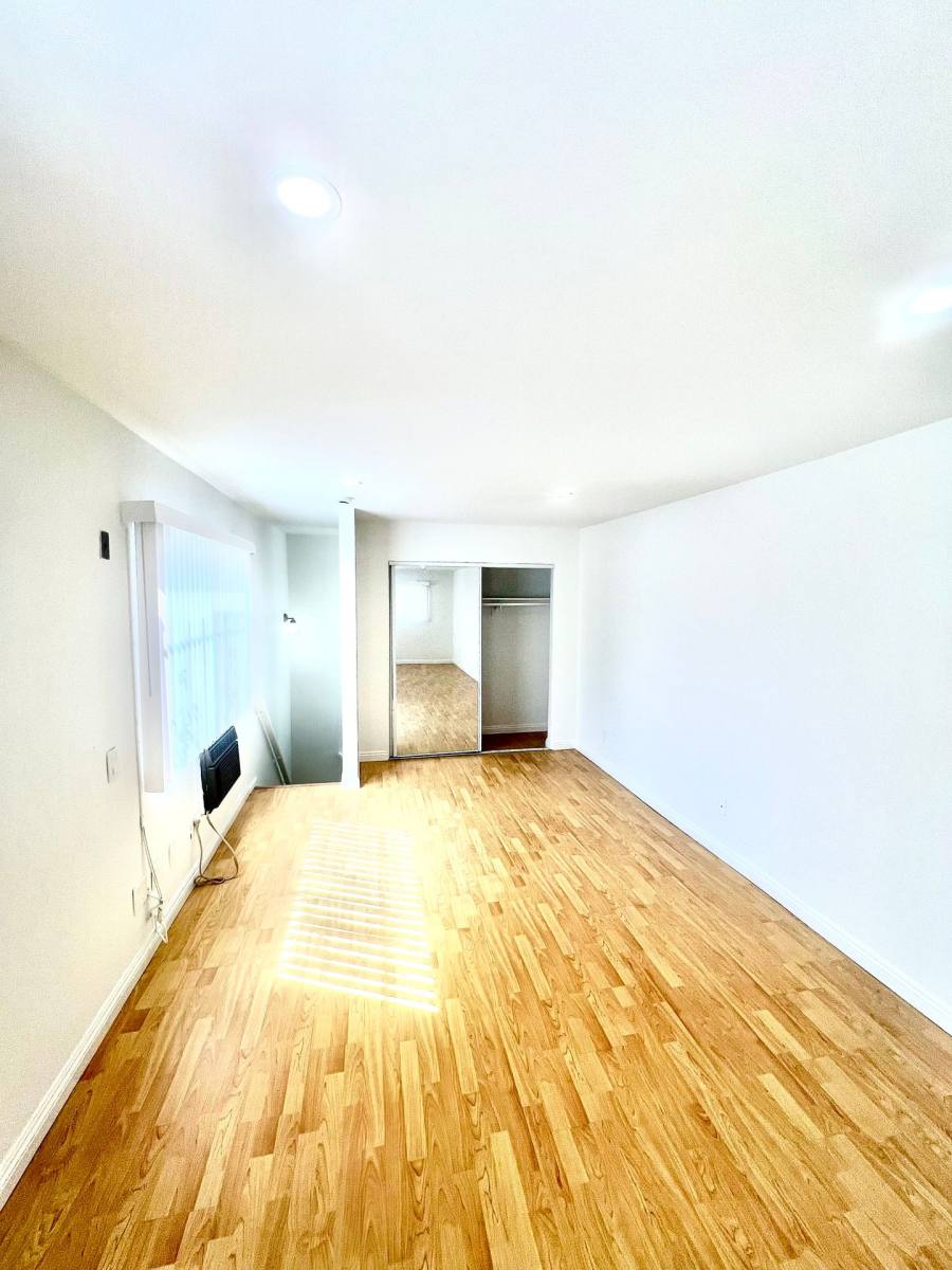 Apartment for rent at 515 S Harvard Blvd, Los Angeles, CA 90020