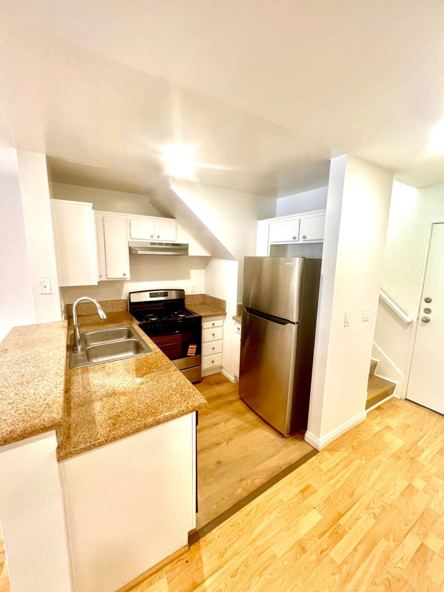 Apartment for rent at 515 S Harvard Blvd, Los Angeles, CA 90020