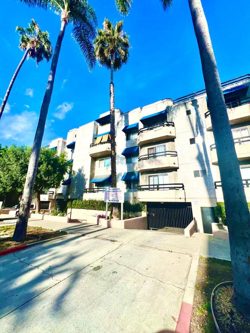 Apartment for rent at 515 S Harvard Blvd, Los Angeles, CA 90020