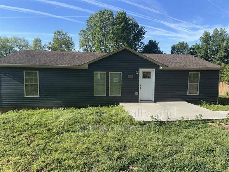House for rent at 221 Bumpus Mills Rd, Oak Grove, KY 42262