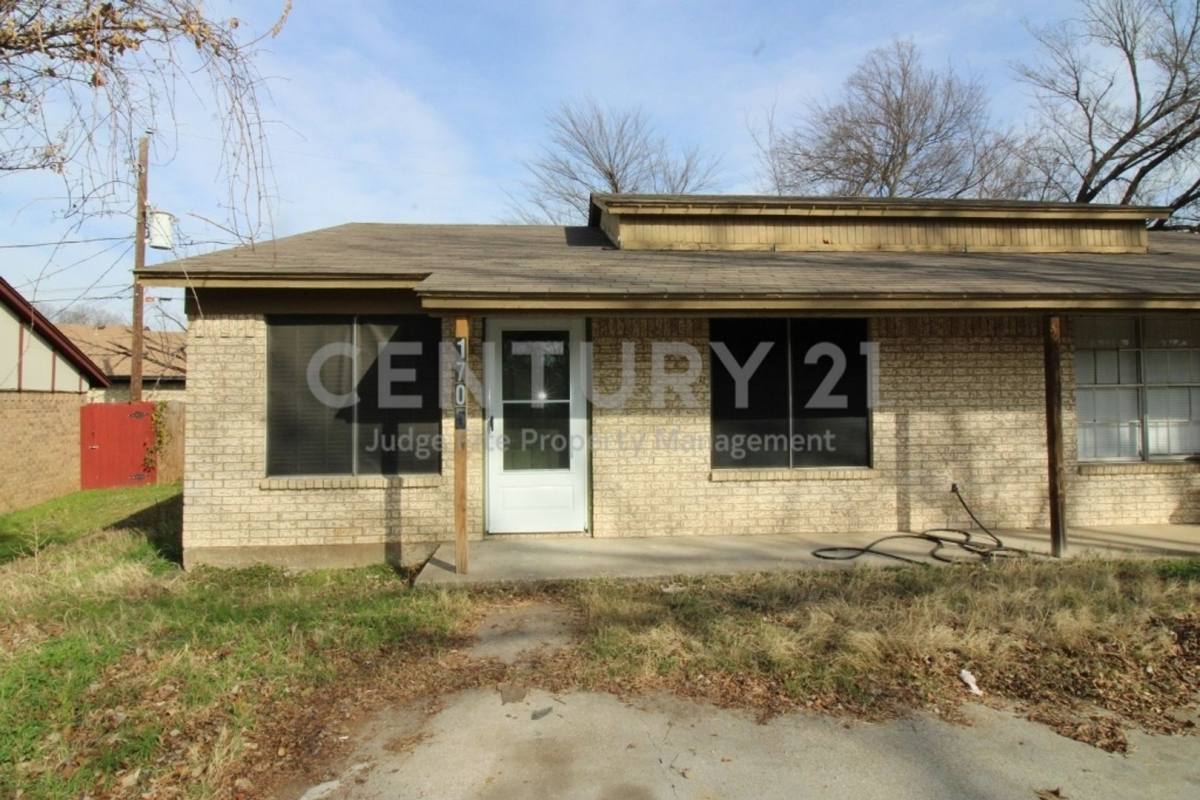 House for rent at 1705 Fitzgerald Court, Arlington, TX 76012