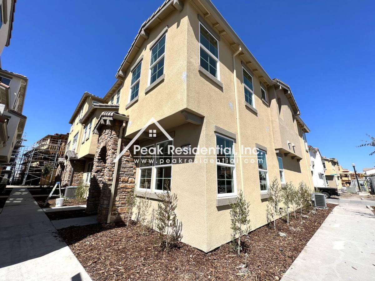 Townhouse for rent at 2943 Toulouse Walk, Sacramento, CA 95834