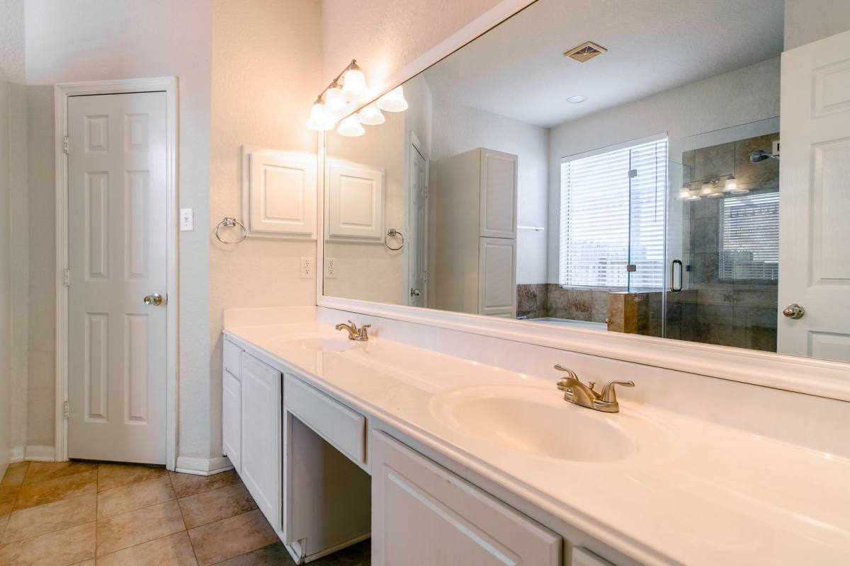 House for rent at 2918 Five Oaks Dr, Missouri City, TX 77459