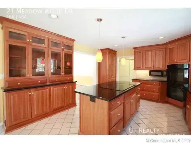House for rent at 21 Meadow Wood Dr, Suffield, CT 06078
