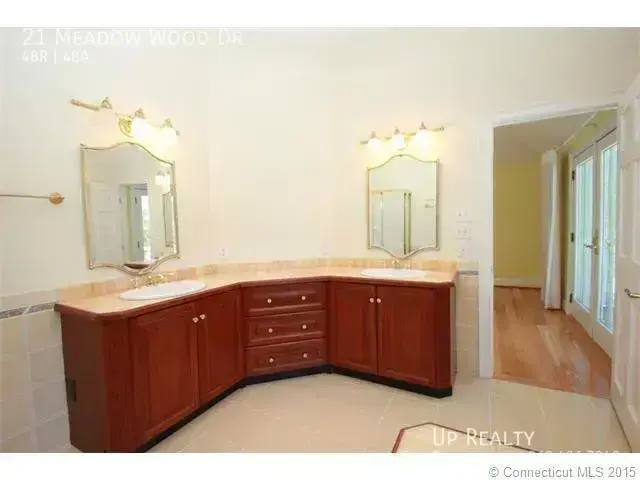 House for rent at 21 Meadow Wood Dr, Suffield, CT 06078