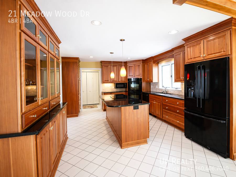 House for rent at 21 Meadow Wood Dr, Suffield, CT 06078