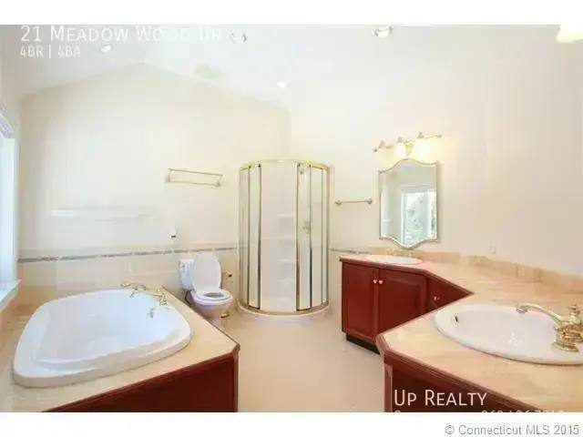 House for rent at 21 Meadow Wood Dr, Suffield, CT 06078