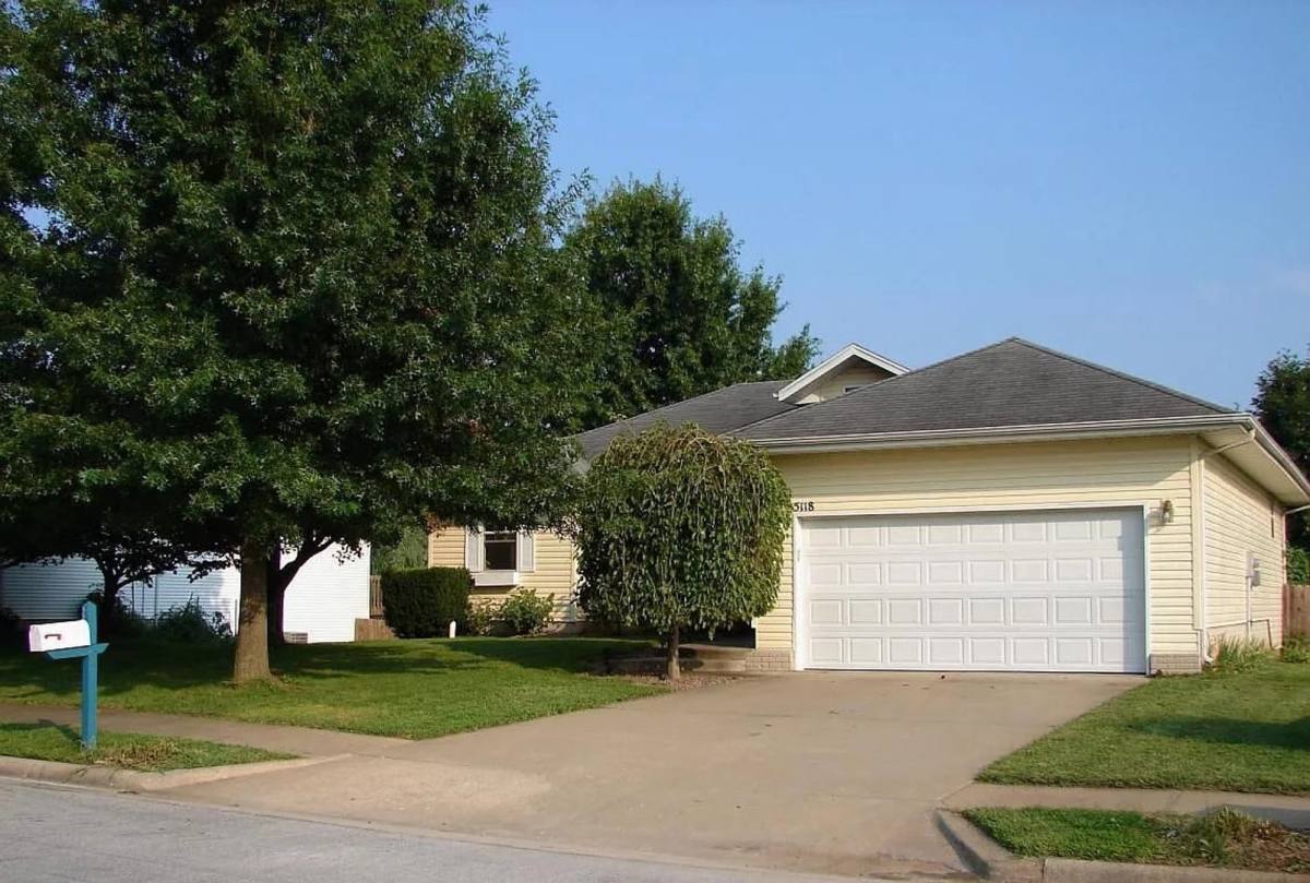 House for rent at 5118 N Graybrooke Dr, Ozark, MO 65721