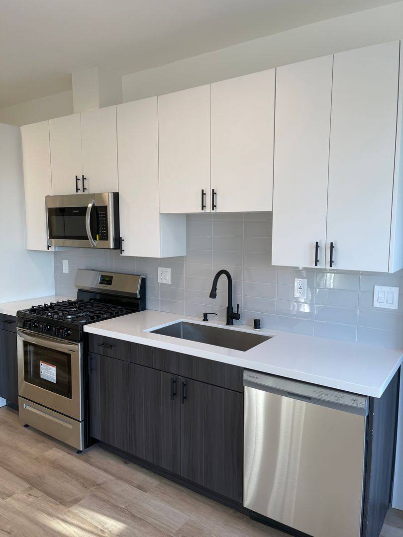 Apartment for rent at 2204 7th Ave, Los Angeles, CA 90018