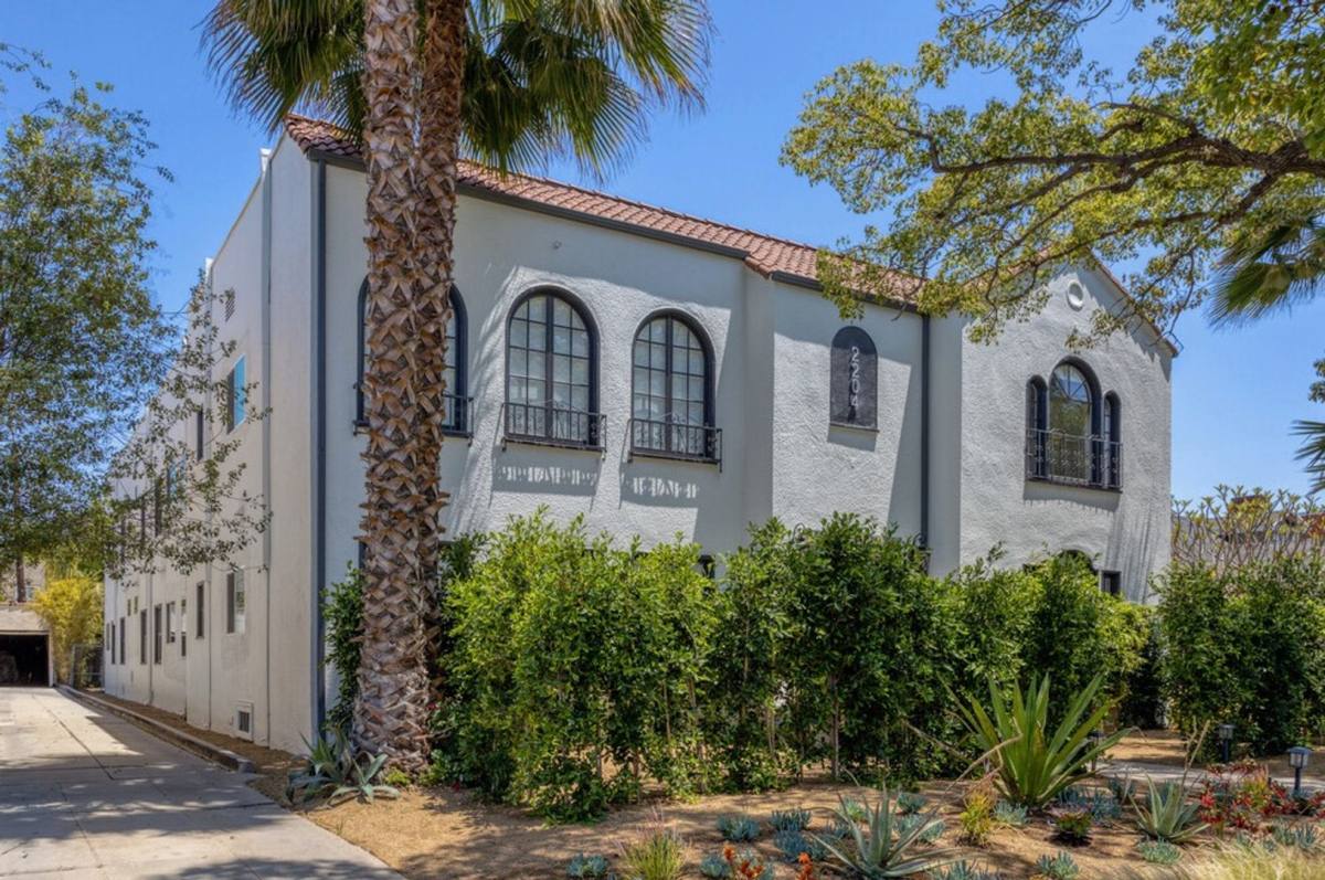 Apartment for rent at 2204 7th Ave, Los Angeles, CA 90018