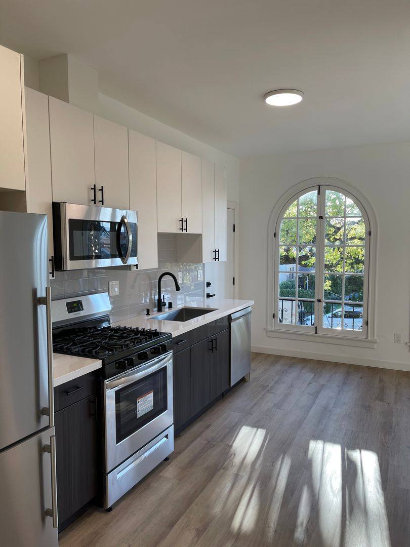 Apartment for rent at 2204 7th Ave, Los Angeles, CA 90018