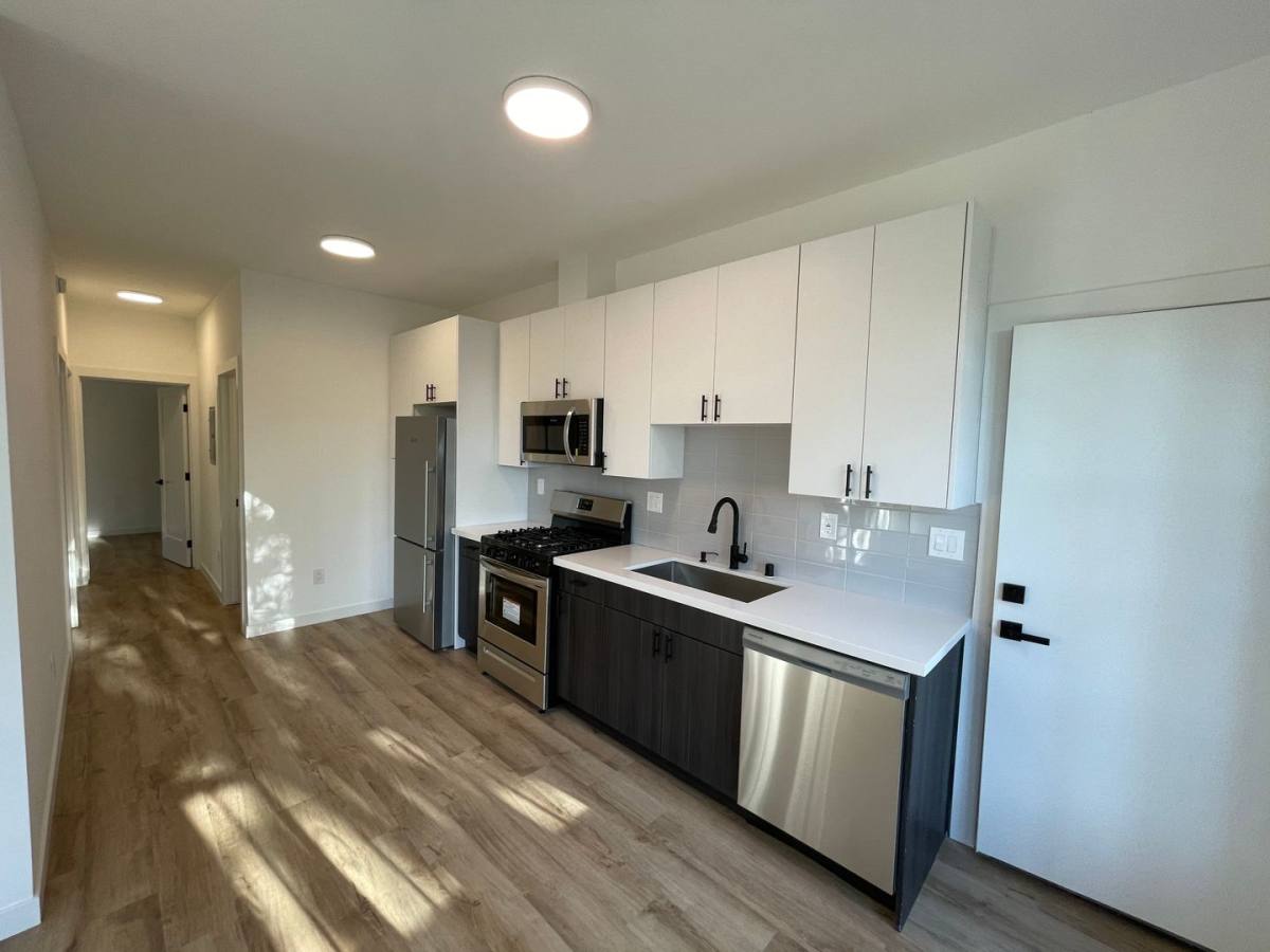 Apartment for rent at 2204 7th Ave, Los Angeles, CA 90018
