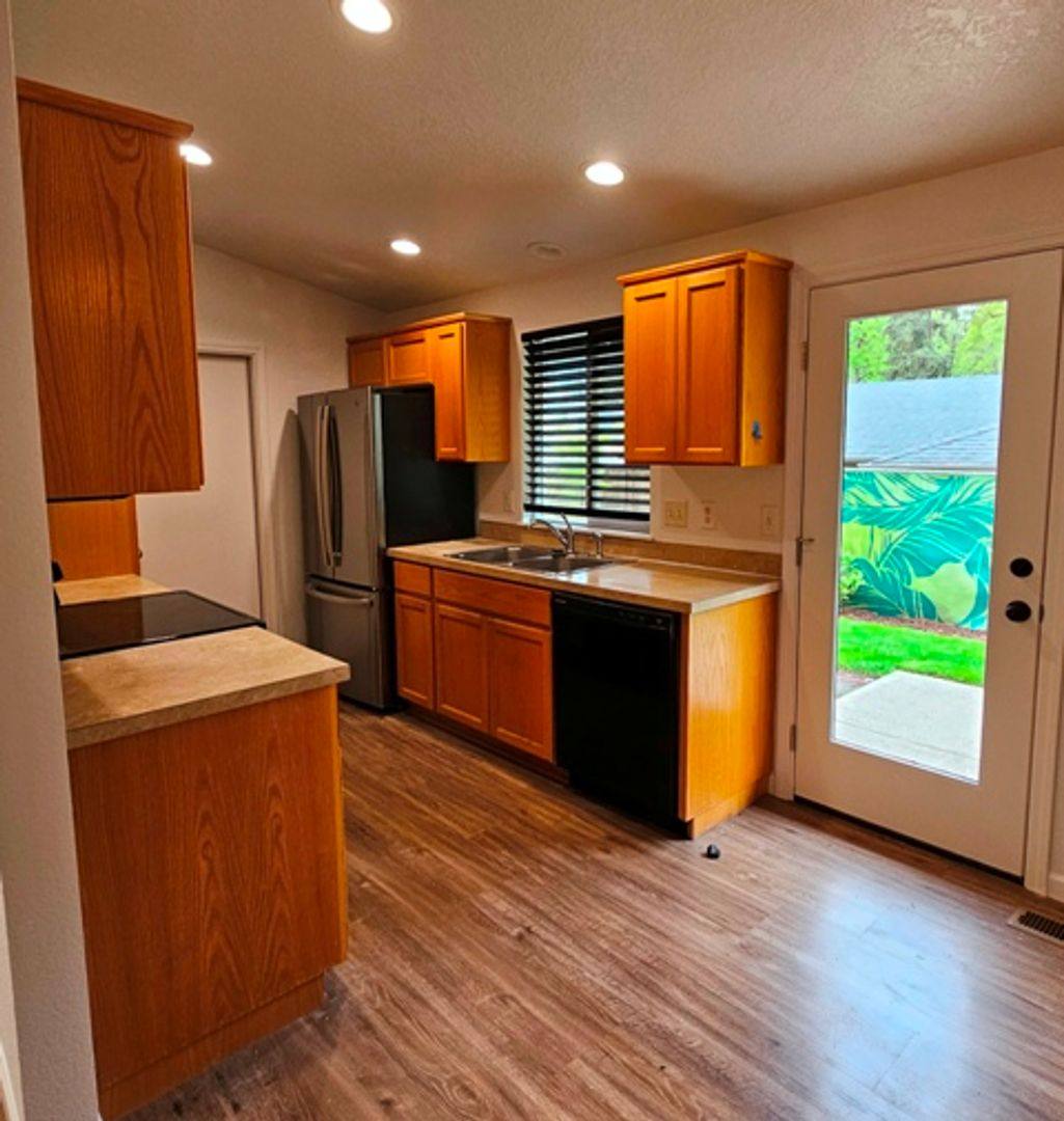House for rent at 885 Creek Court NW, Salem, OR 97304