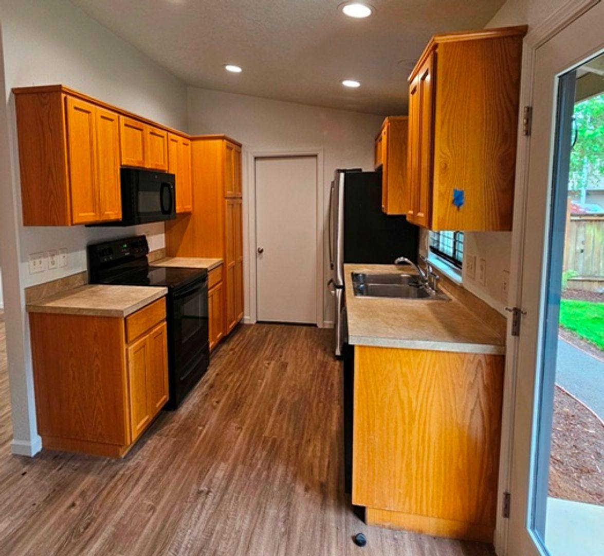 House for rent at 885 Creek Court NW, Salem, OR 97304