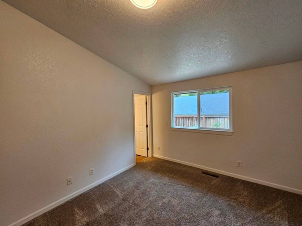 House for rent at 885 Creek Court NW, Salem, OR 97304